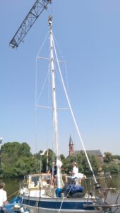Hauptmast am Kran