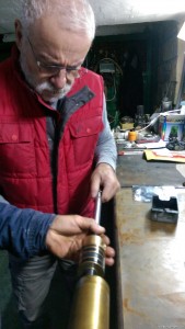 Haluk (grosser Chef) prüft Zylinder